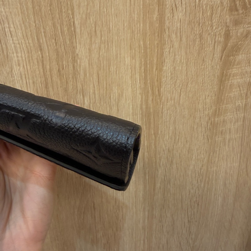 LV 黑牛皮壓紋Sarah長夾M82257-8