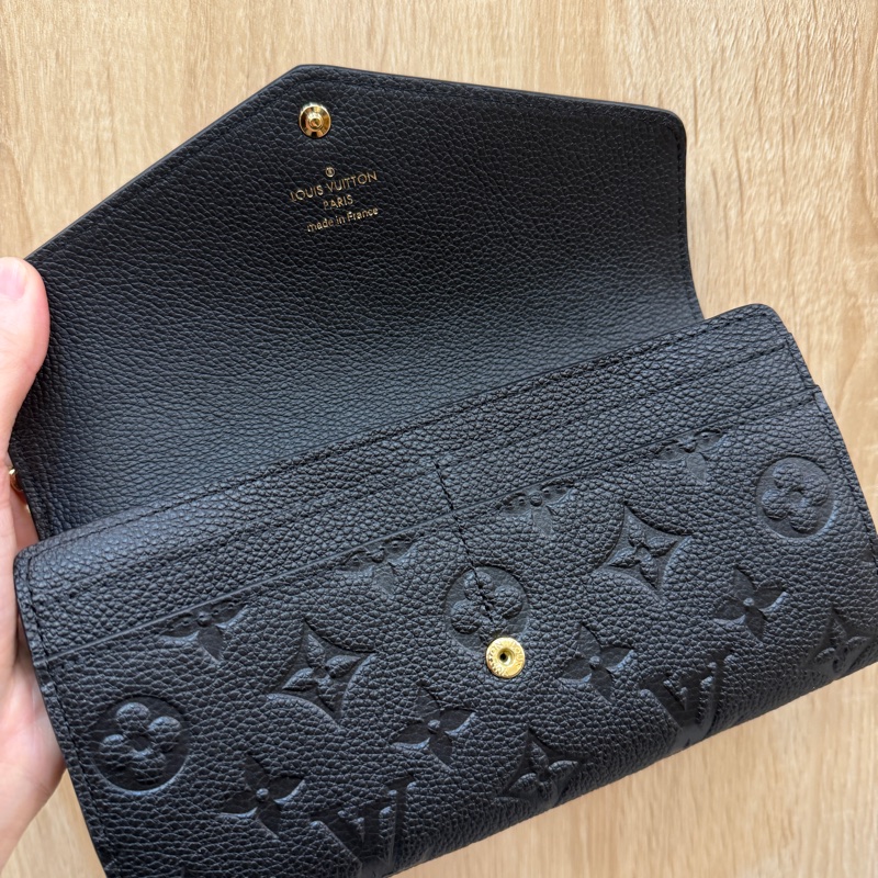 LV 黑牛皮壓紋Sarah長夾M82257-9