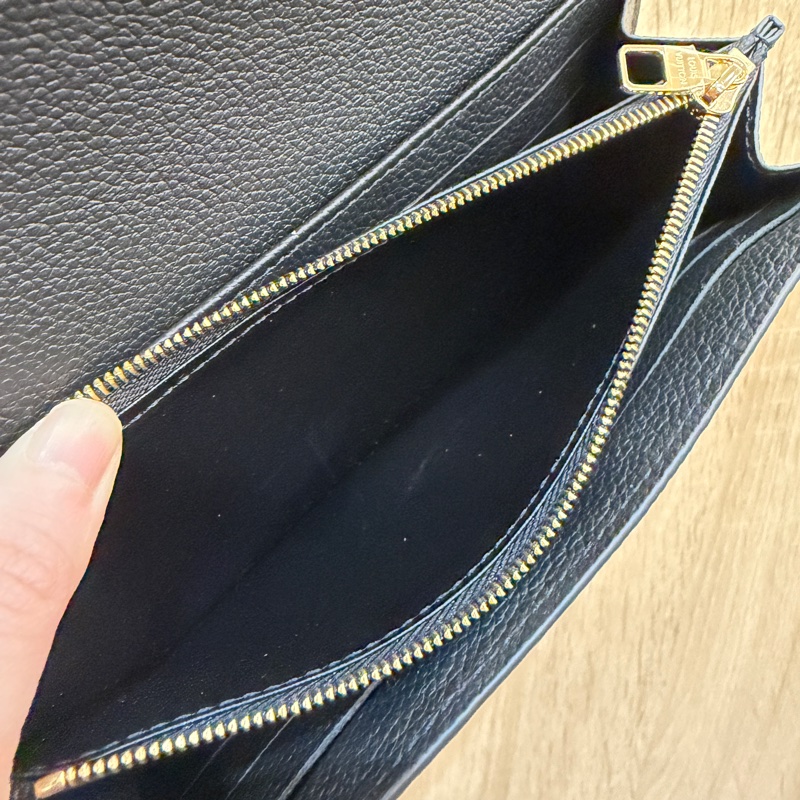 LV 黑牛皮壓紋Sarah長夾M82257-12