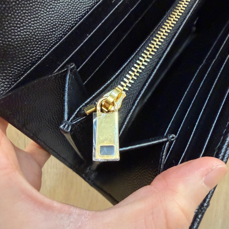 YSL 黑魚子醬牛皮金釦下蓋長夾-11