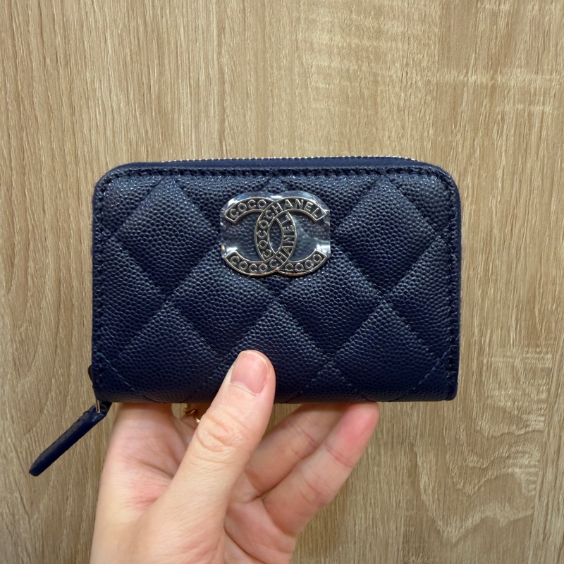 Chanel 深藍荔枝皮鑲字Logo拉鏈零錢卡包AP3830-0