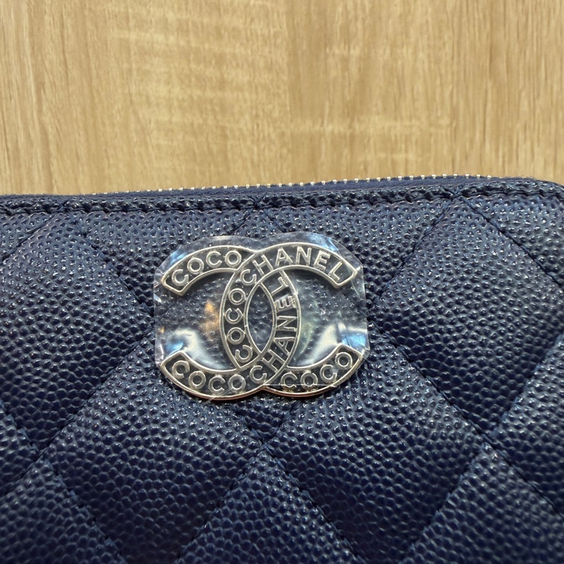 Chanel 深藍荔枝皮鑲字Logo拉鏈零錢卡包AP3830-1