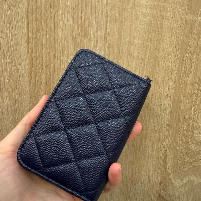 Chanel 深藍荔枝皮鑲字Logo拉鏈零錢卡包AP3830-5