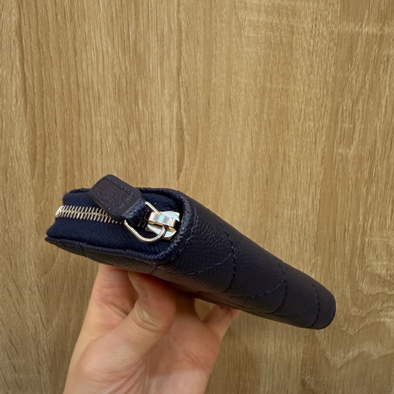 Chanel 深藍荔枝皮鑲字Logo拉鏈零錢卡包AP3830-7