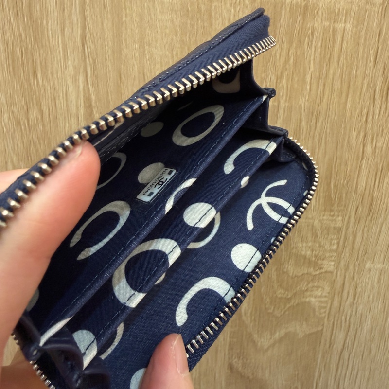 Chanel 深藍荔枝皮鑲字Logo拉鏈零錢卡包AP3830-10