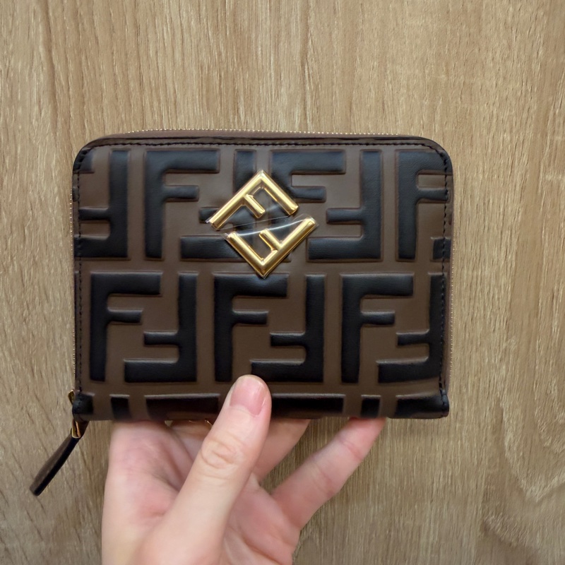 Fendi 棕牛皮浮雕Logo FF金釦拉鏈短夾8M0508-0