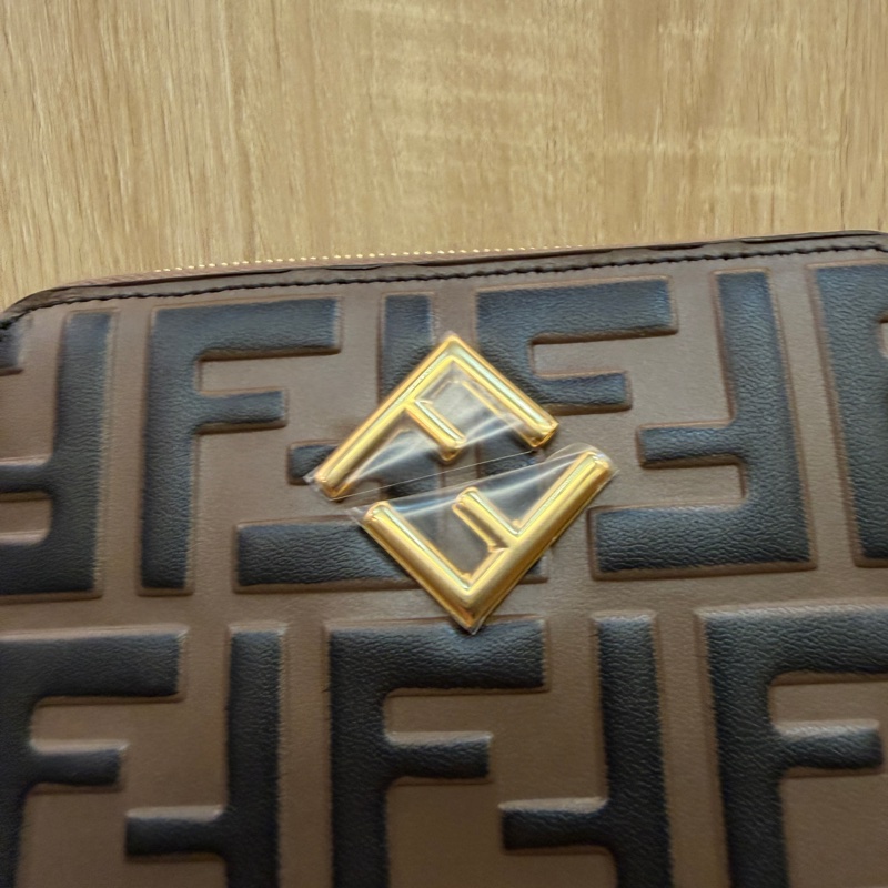 Fendi 棕牛皮浮雕Logo FF金釦拉鏈短夾8M0508-1