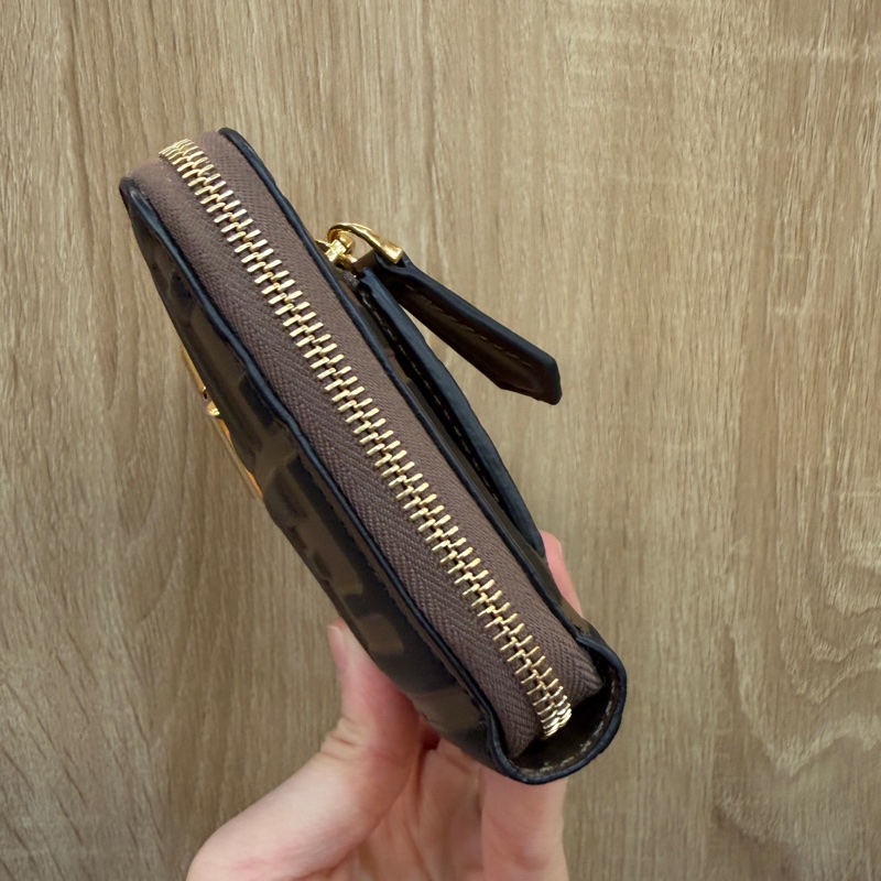 Fendi 棕牛皮浮雕Logo FF金釦拉鏈短夾8M0508-2