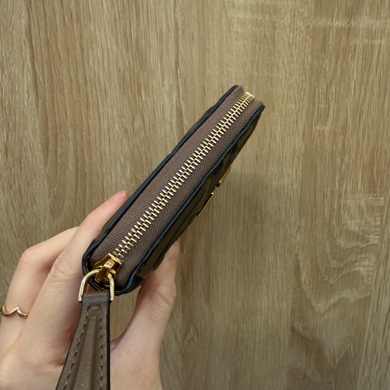 Fendi 棕牛皮浮雕Logo FF金釦拉鏈短夾8M0508-3