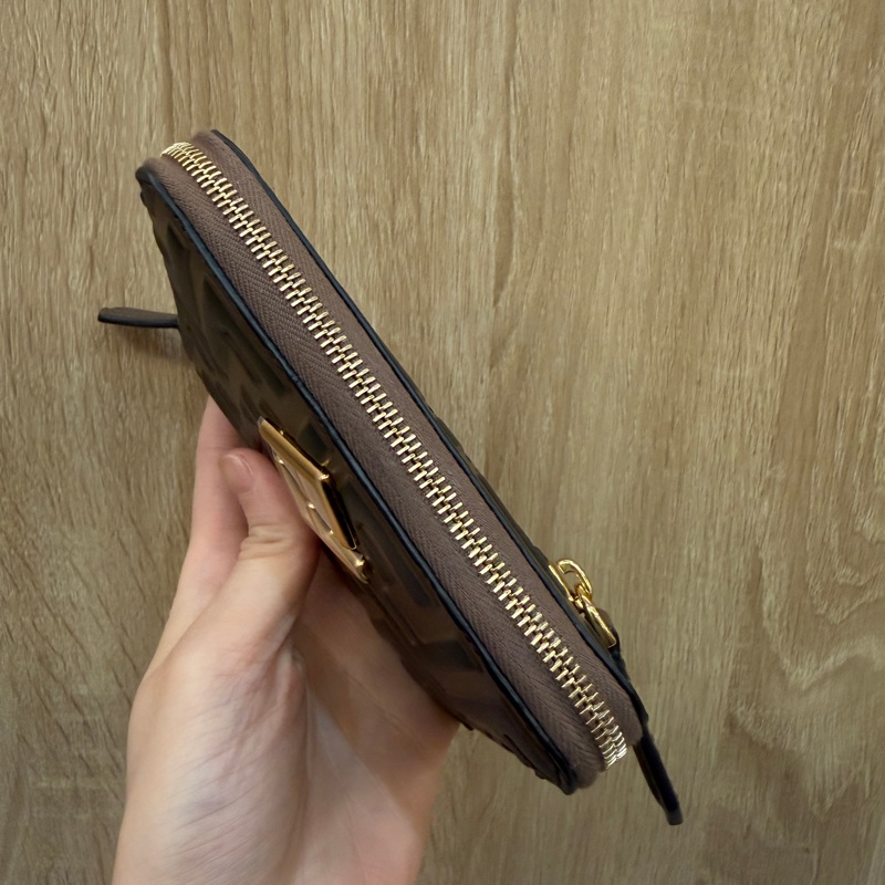 Fendi 棕牛皮浮雕Logo FF金釦拉鏈短夾8M0508-4