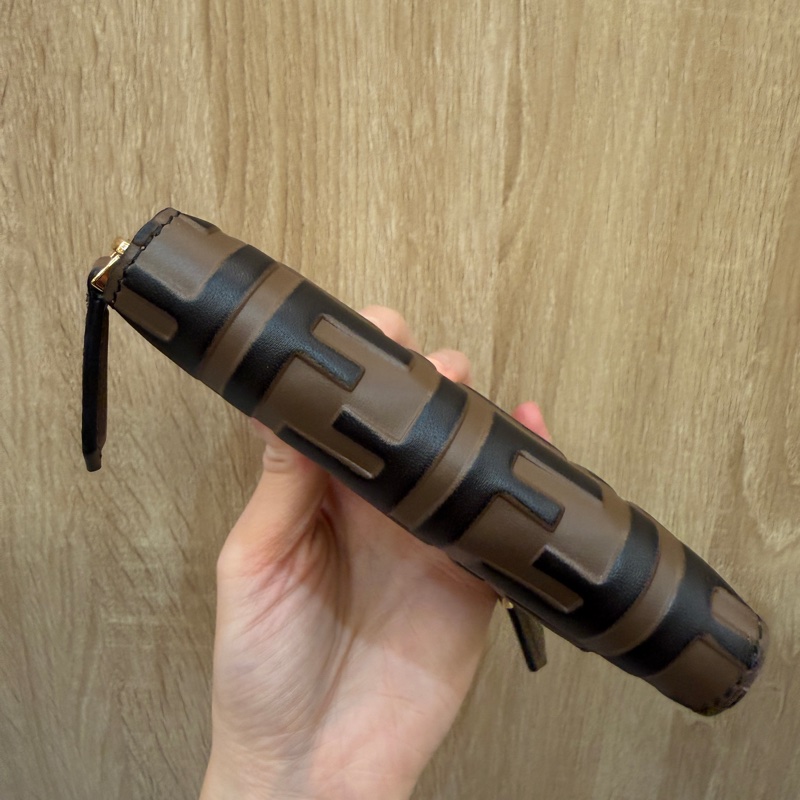 Fendi 棕牛皮浮雕Logo FF金釦拉鏈短夾8M0508-6