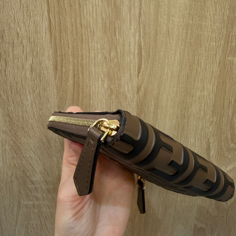 Fendi 棕牛皮浮雕Logo FF金釦拉鏈短夾8M0508-7