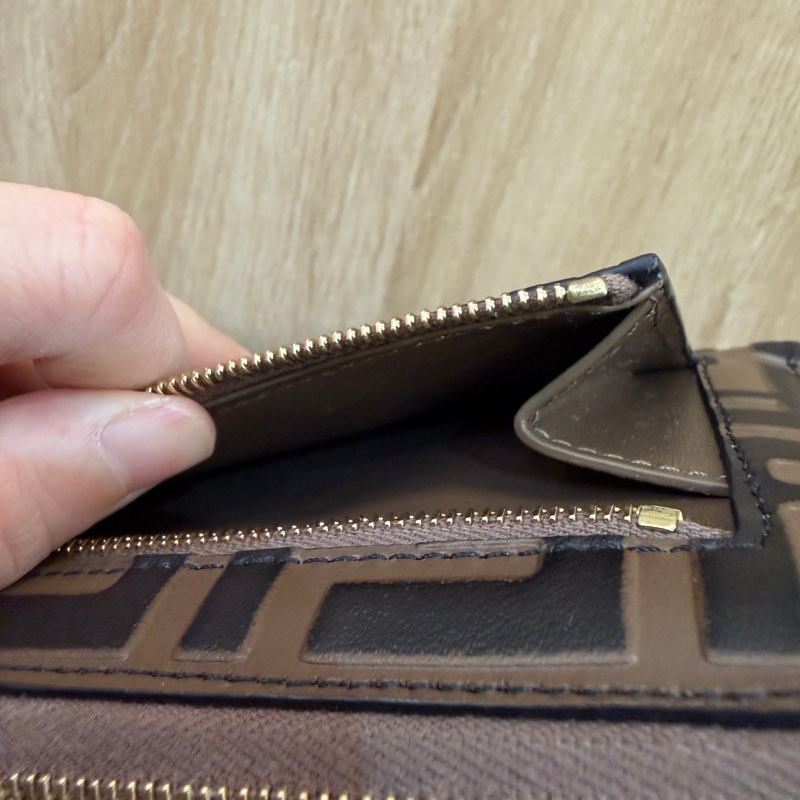 Fendi 棕牛皮浮雕Logo FF金釦拉鏈短夾8M0508-11