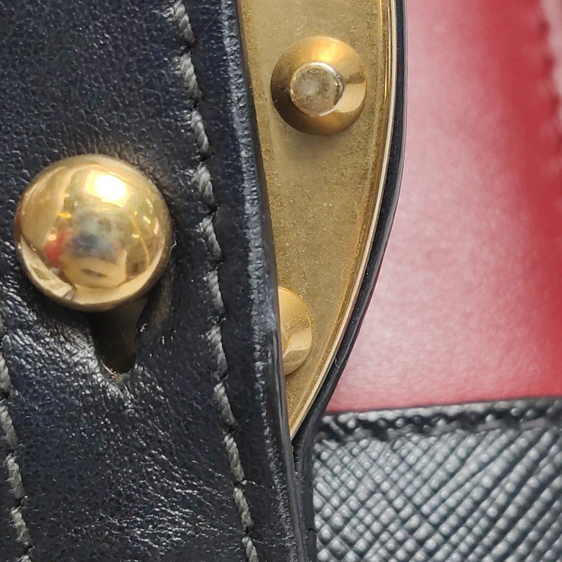 Prada Cahier牛皮撞色字母logo插扣斜挎包單肩包-9