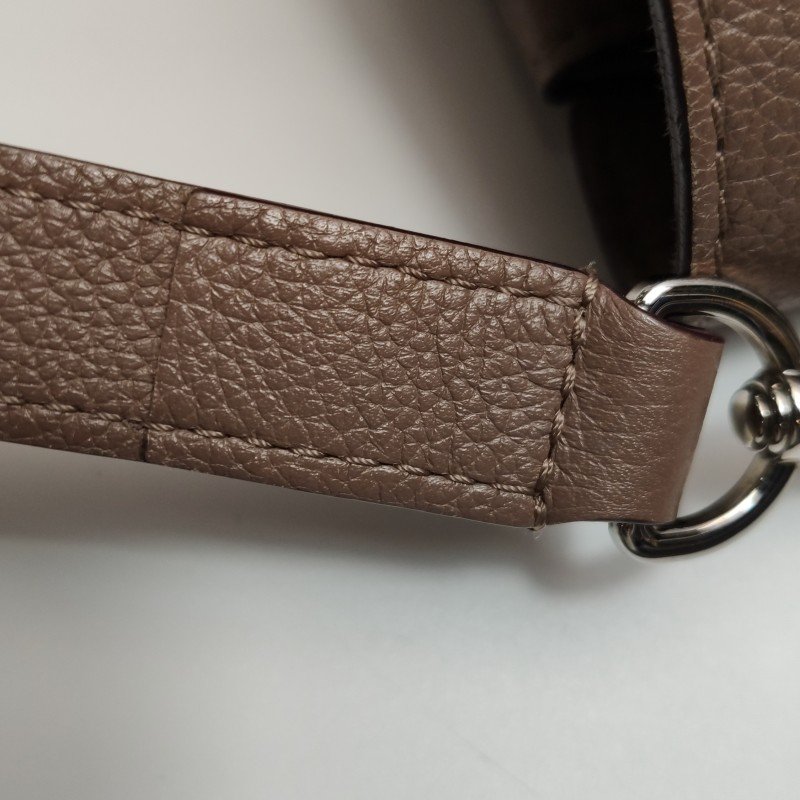 Louis Vuitton(LV)LockmeBB牛皮純色LV轉鎖斜挎包單肩包-11