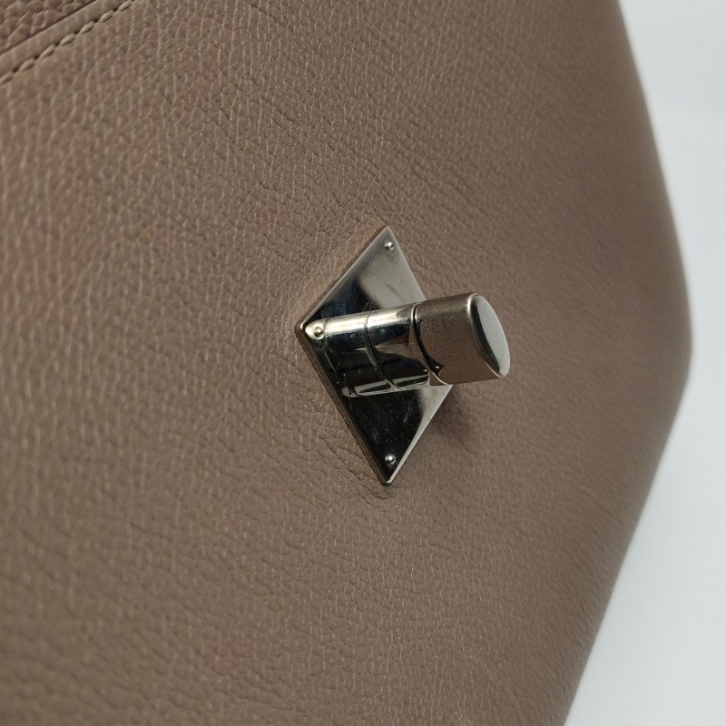 Louis Vuitton(LV)LockmeBB牛皮純色LV轉鎖斜挎包單肩包-13