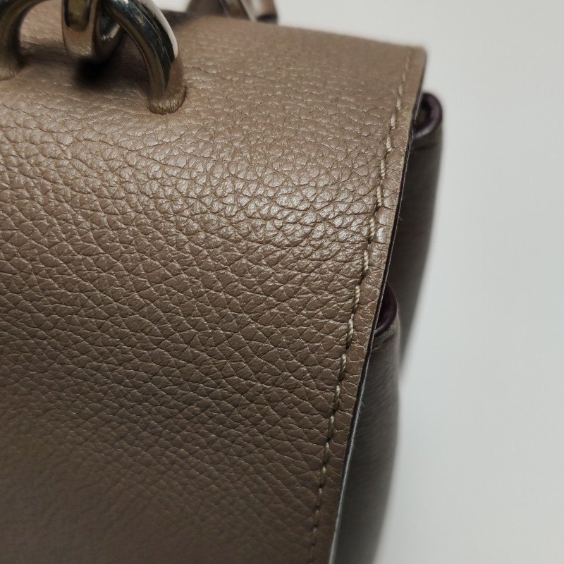 Louis Vuitton(LV)LockmeBB牛皮純色LV轉鎖斜挎包單肩包-17