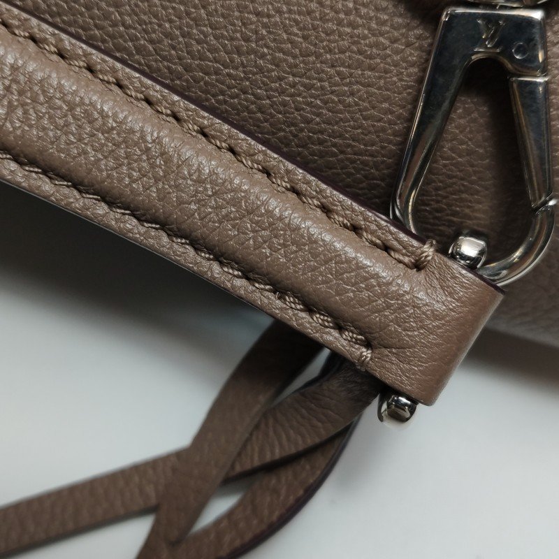 Louis Vuitton(LV)LockmeBB牛皮純色LV轉鎖斜挎包單肩包-19