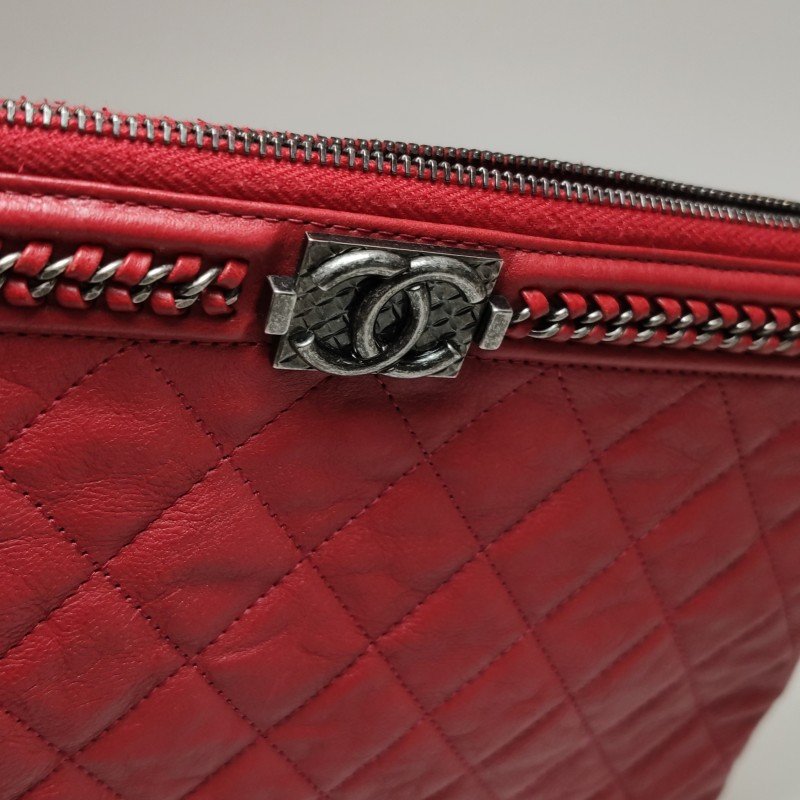 Chanel Boy Bag牛皮純色菱格絎縫方形雙C鎖扣手拿包-11