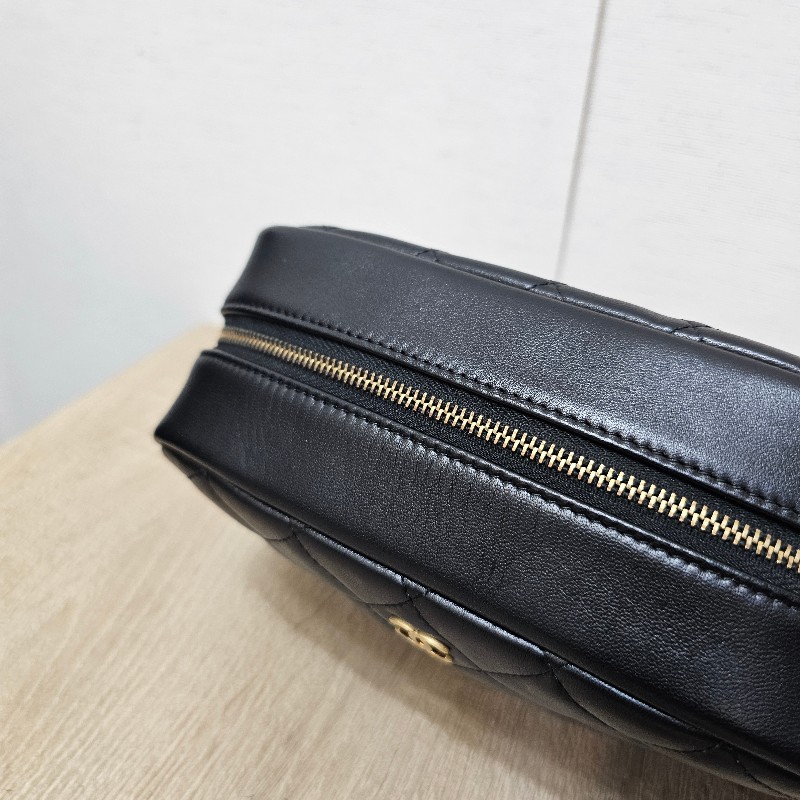 [化妝品的家❣️] Chanel黑金菱格霧金釦拉鏈化妝包-7