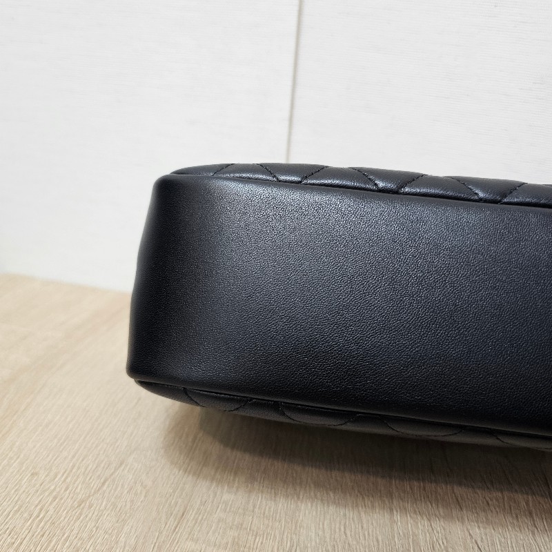 [化妝品的家❣️] Chanel黑金菱格霧金釦拉鏈化妝包-11