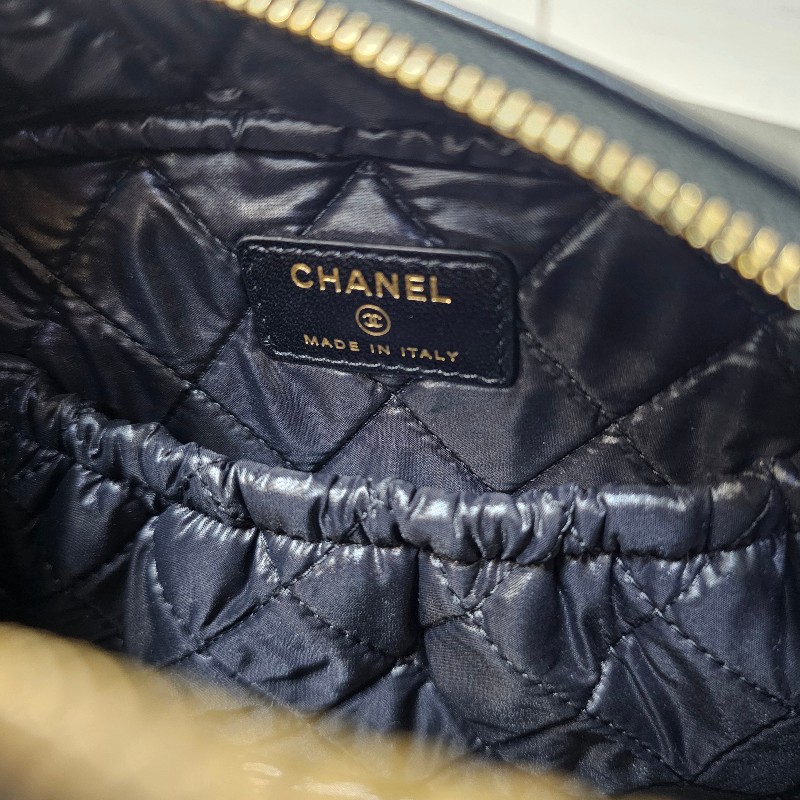 [化妝品的家❣️] Chanel黑金菱格霧金釦拉鏈化妝包-15