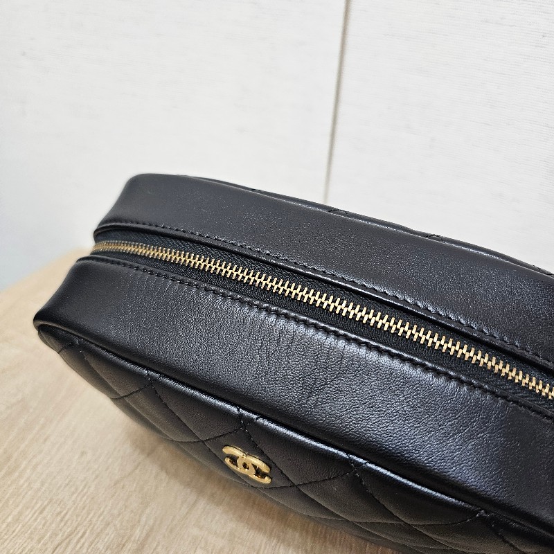 [化妝品的家❣️] Chanel黑金菱格霧金釦拉鏈化妝包-17