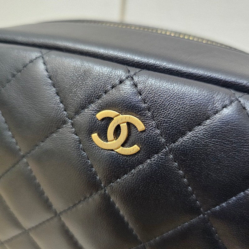 [化妝品的家❣️] Chanel黑金菱格霧金釦拉鏈化妝包-18