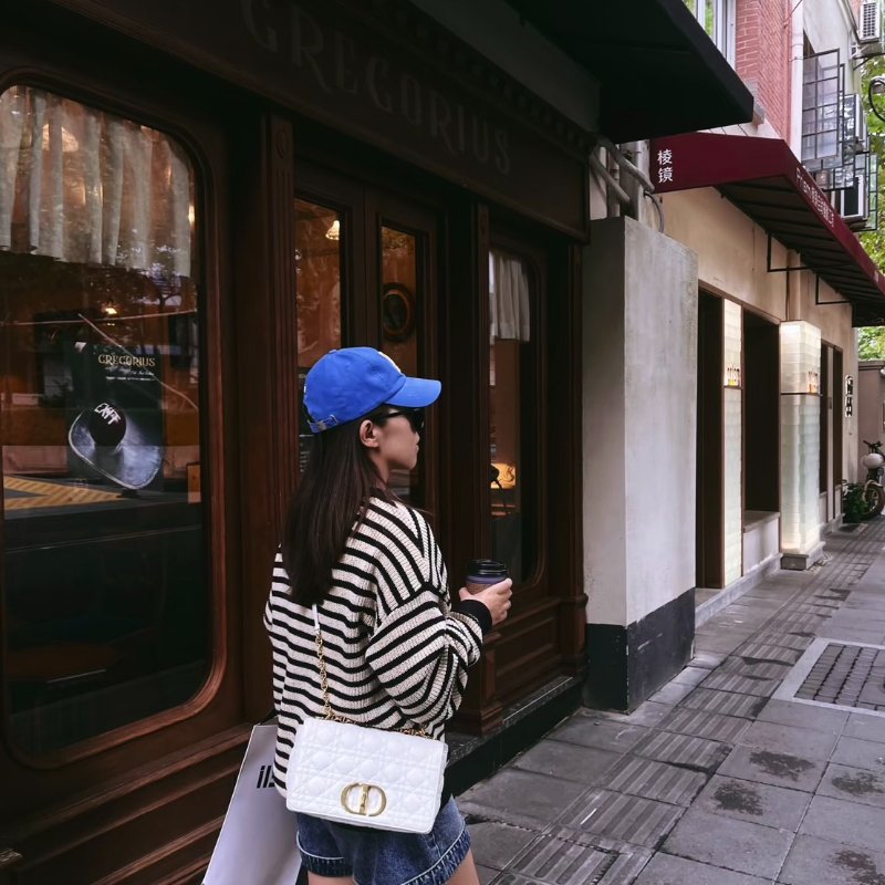 DIOR Caro藤格紋斜背包 - 中號白金-11