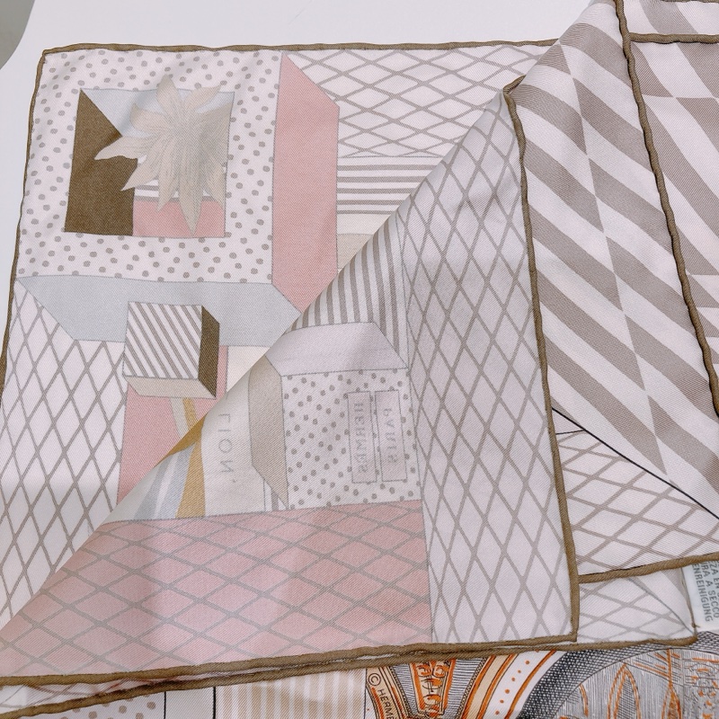 TW4640 HERMES 愛馬仕動物圖案小方巾GRAND THEATRE NOUVEAU SILK SCARF 90 X 90-5