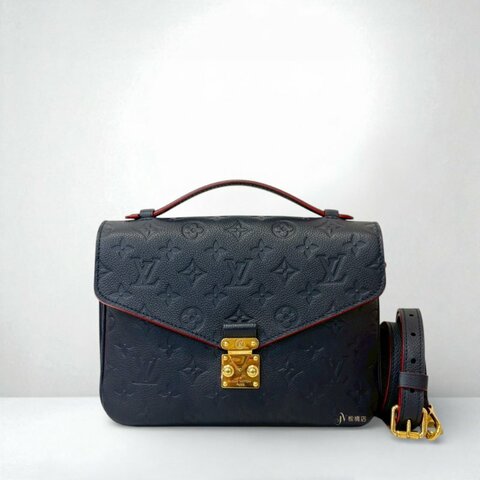 喬萱名品(板橋府中店)JS0536LV海軍藍牛皮壓紋郵差包M44071