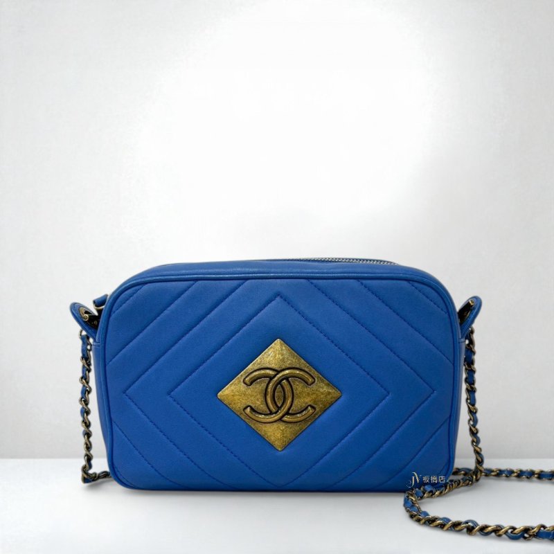 CHANEL 寶藍色牛皮復古金釦相機包/A93069-0