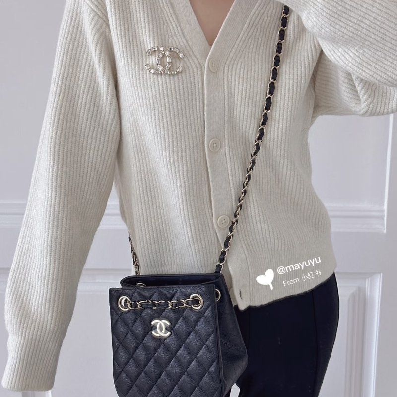 CHANEL Mini tote粒面牛皮水桶包 - 黑金-16