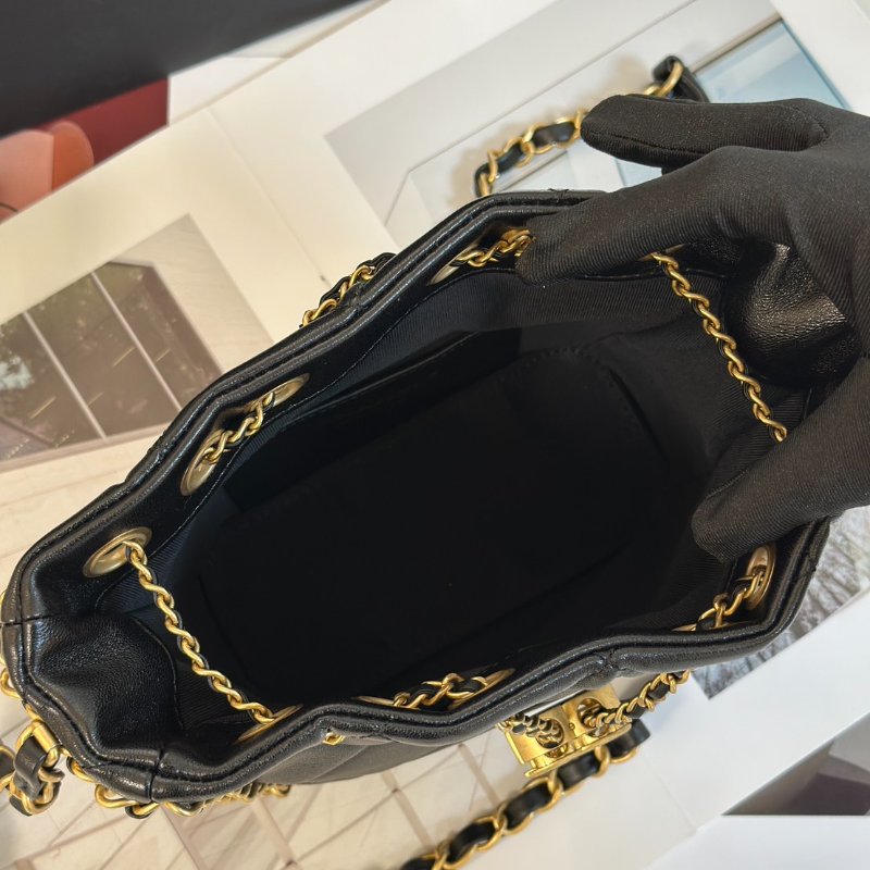 CHANEL 24B皮穿鍊滾邊抽繩水桶包 - 黑金-5