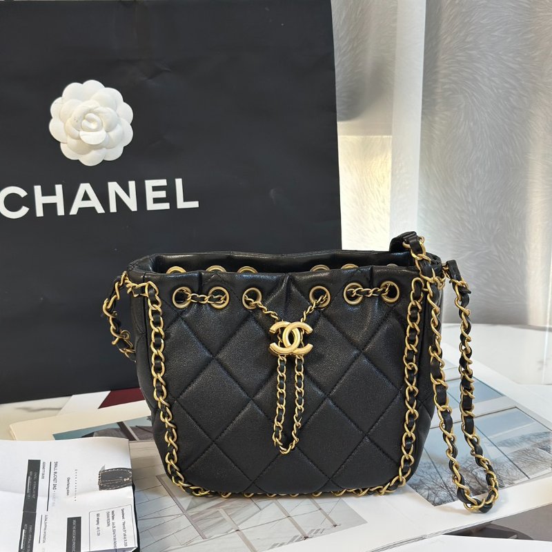 CHANEL 24B皮穿鍊滾邊抽繩水桶包 - 黑金-7