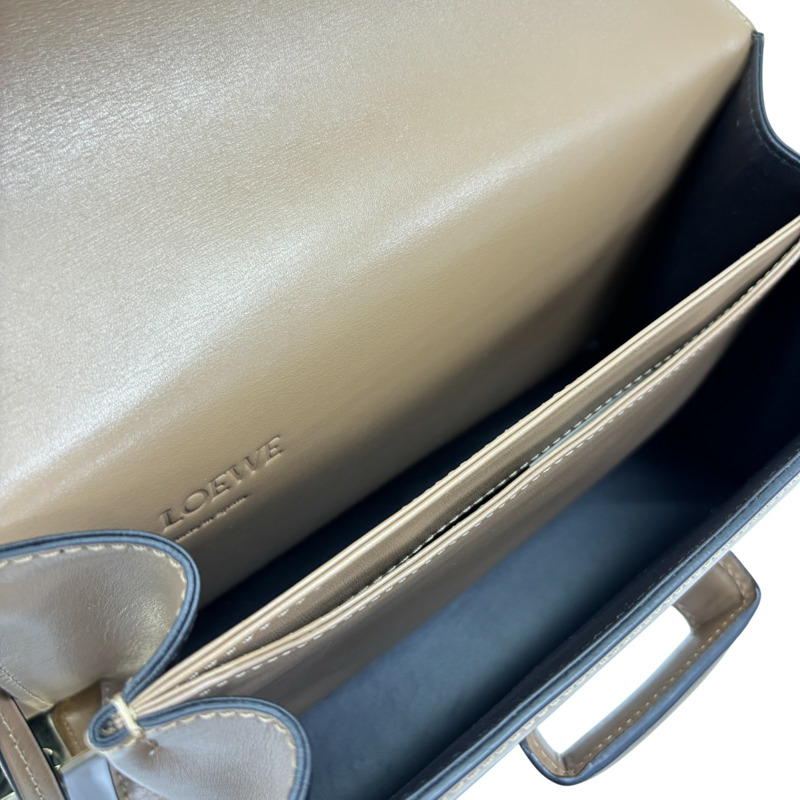 棕色 皮革 Barcelona Midium 肩背包 【LOEWE 羅威】 302.74XM15-5