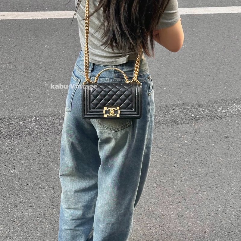 CHANEL 23B Handle boy 20  - 黑金-7