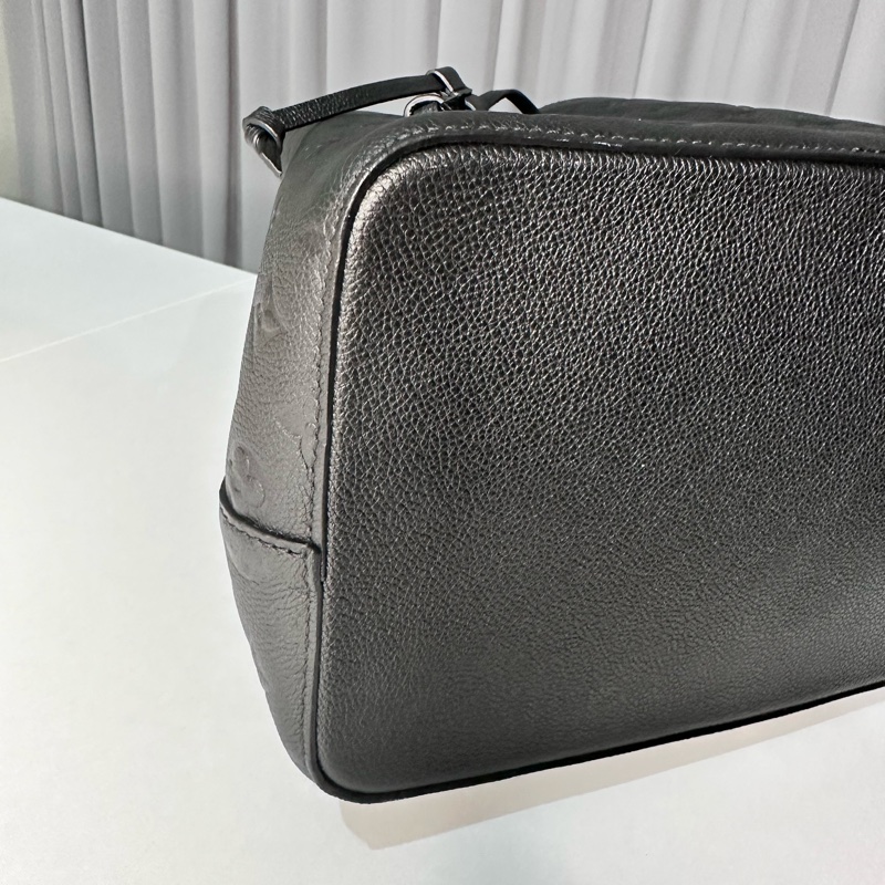 閒置新，黑色LV純牛皮壓紋logo水桶包-2