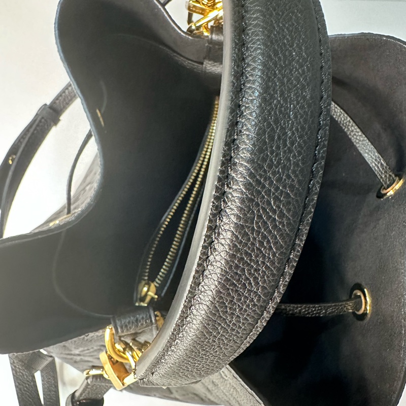 閒置新，黑色LV純牛皮壓紋logo水桶包-4