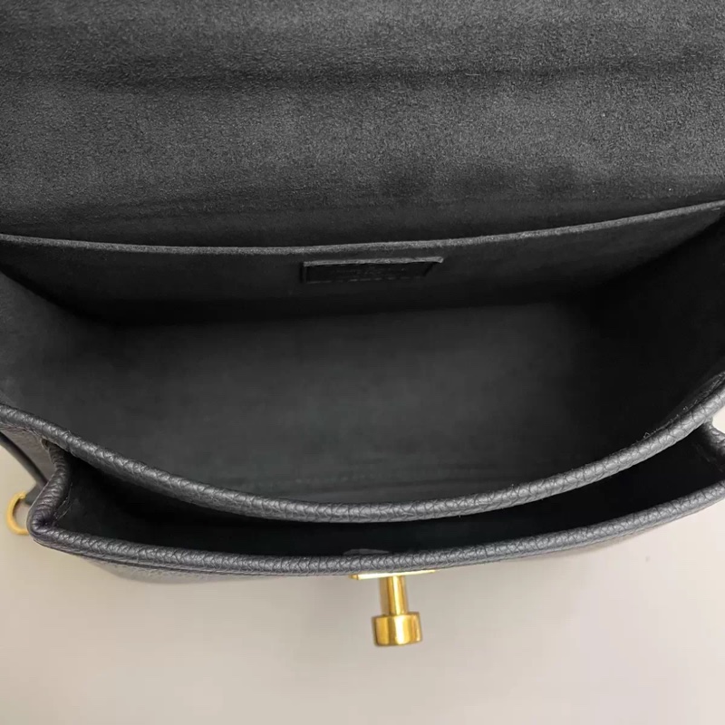 LV路易威登Lockme Chain黑金荔枝紋包-6