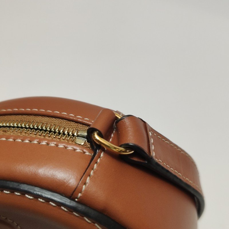 Celine CuirTriomphe牛皮純色凱旋門Logo斜挎包-10