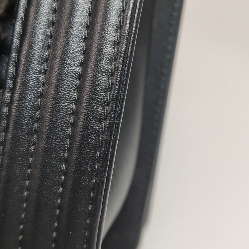 Chanel Leboy季節限定款大號牛皮純色方形雙C鎖扣單肩包-12