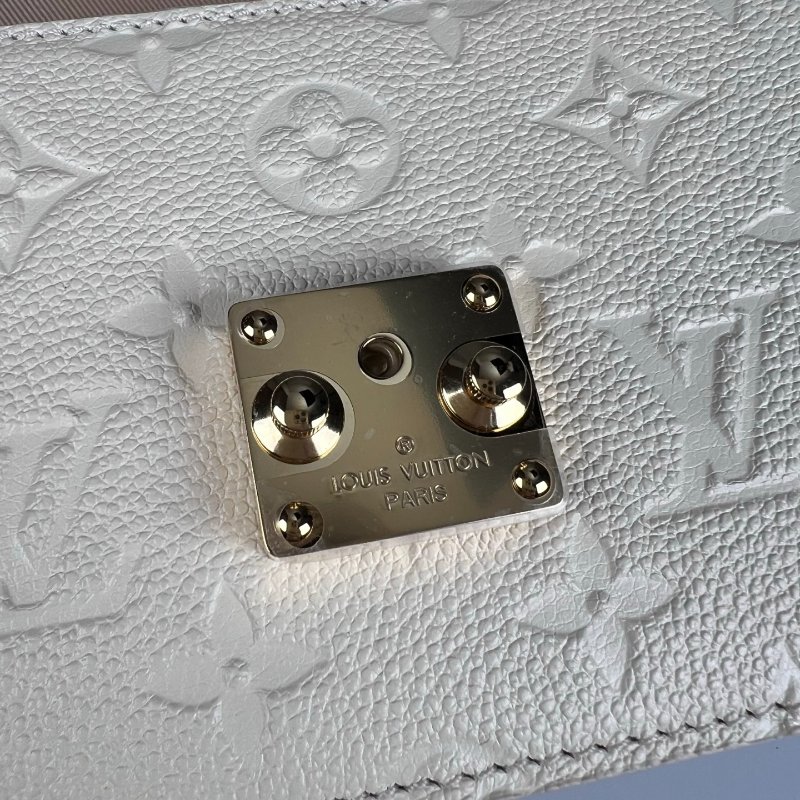 全新品 LV M82836/晶片款 白壓紋Wallet On Chain Métis 金鍊麻將包-9