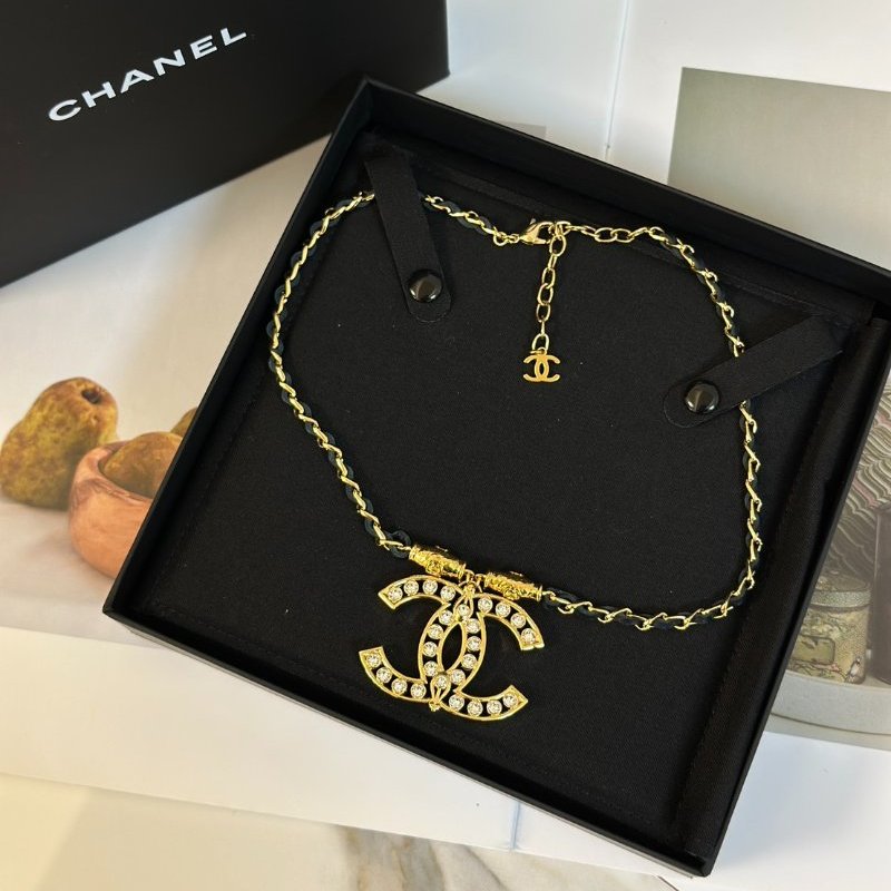 CHANEL 23A縷空雙C水鑽皮穿鍊項鍊-0