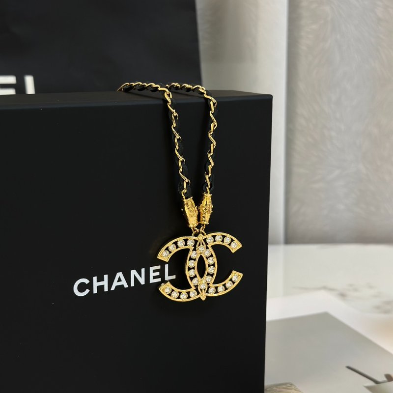 CHANEL 23A縷空雙C水鑽皮穿鍊項鍊-1