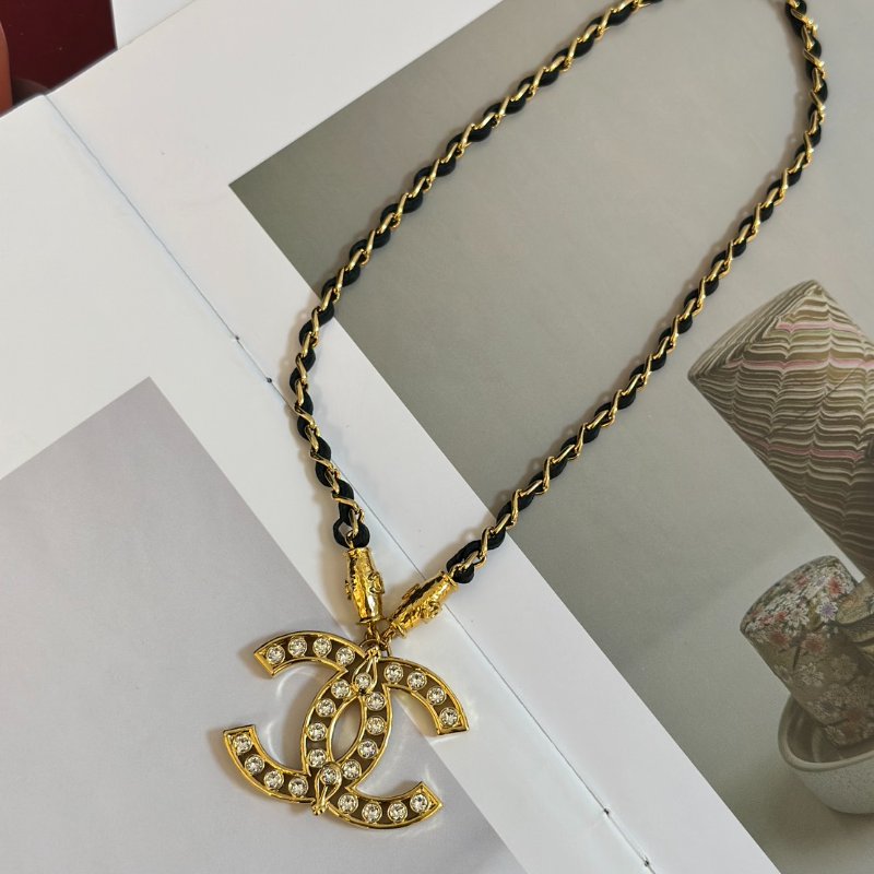 CHANEL 23A縷空雙C水鑽皮穿鍊項鍊-2