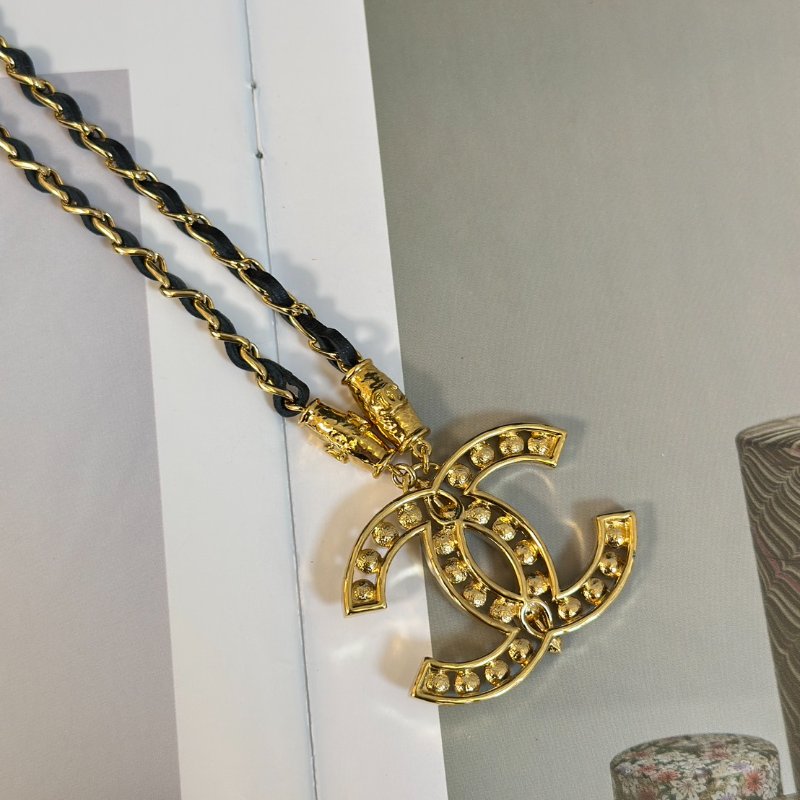 CHANEL 23A縷空雙C水鑽皮穿鍊項鍊-3