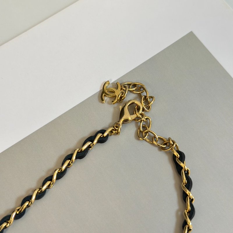 CHANEL 23A縷空雙C水鑽皮穿鍊項鍊-4