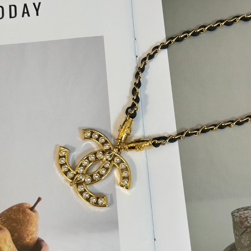 CHANEL 23A縷空雙C水鑽皮穿鍊項鍊-5