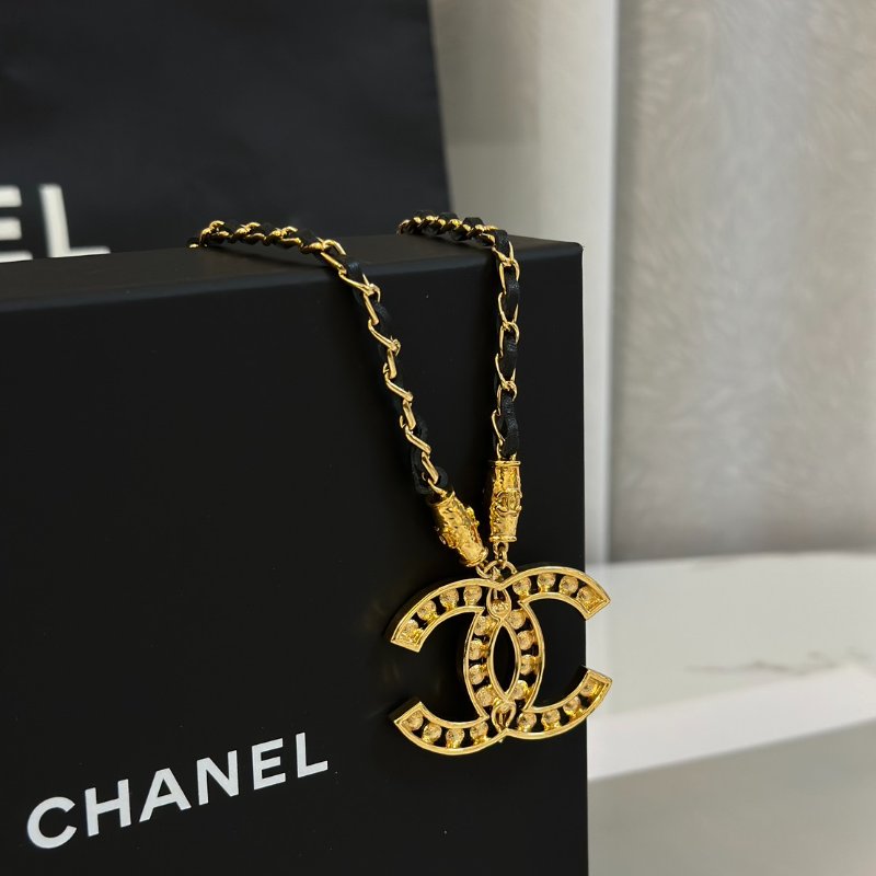 CHANEL 23A縷空雙C水鑽皮穿鍊項鍊-6